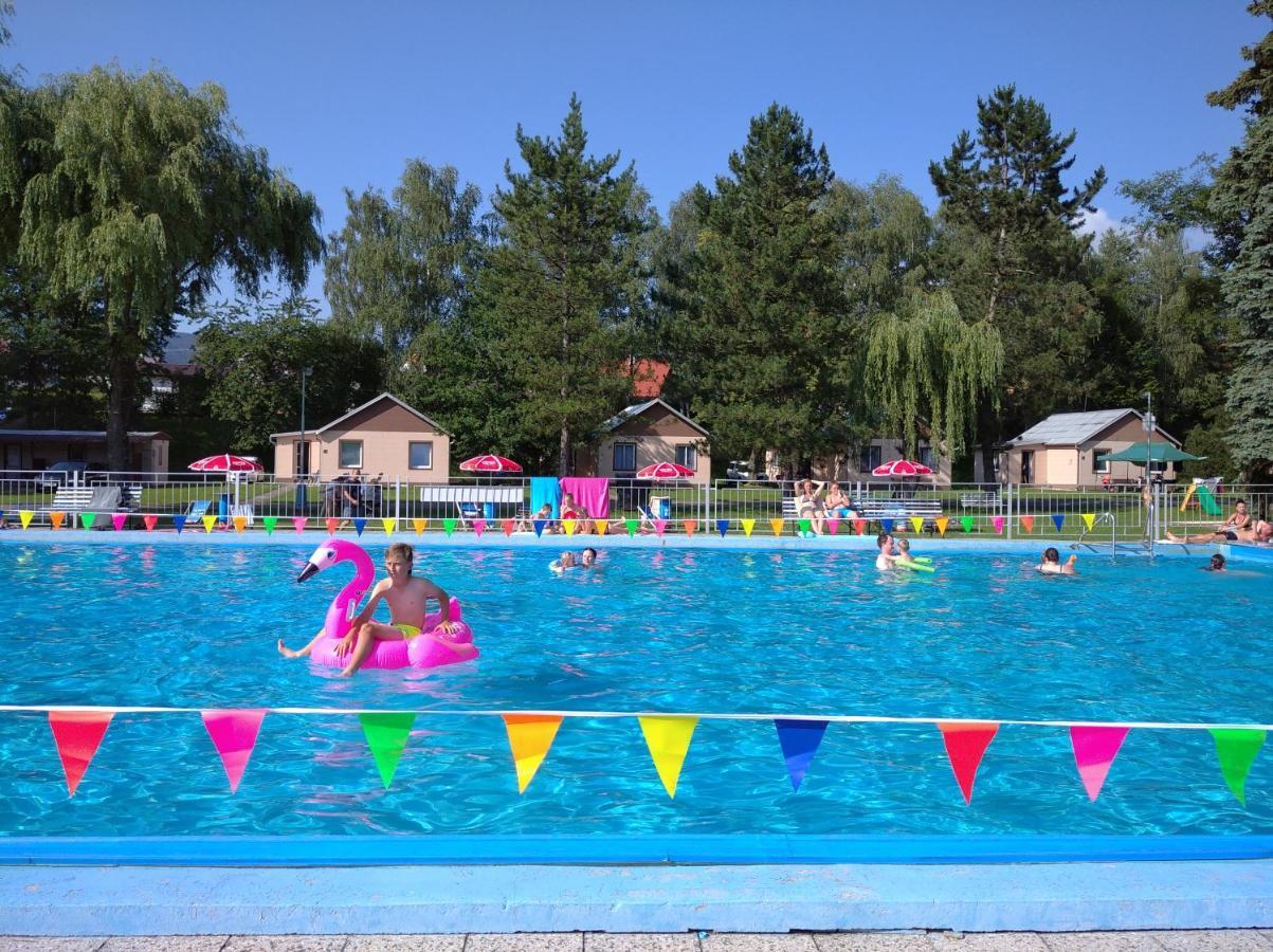 Camping Roznov รอชนอฟ ป็อด ราดโฮชติเย็ม ภายนอก รูปภาพ