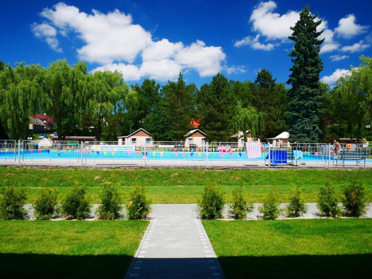 Camping Roznov รอชนอฟ ป็อด ราดโฮชติเย็ม ภายนอก รูปภาพ
