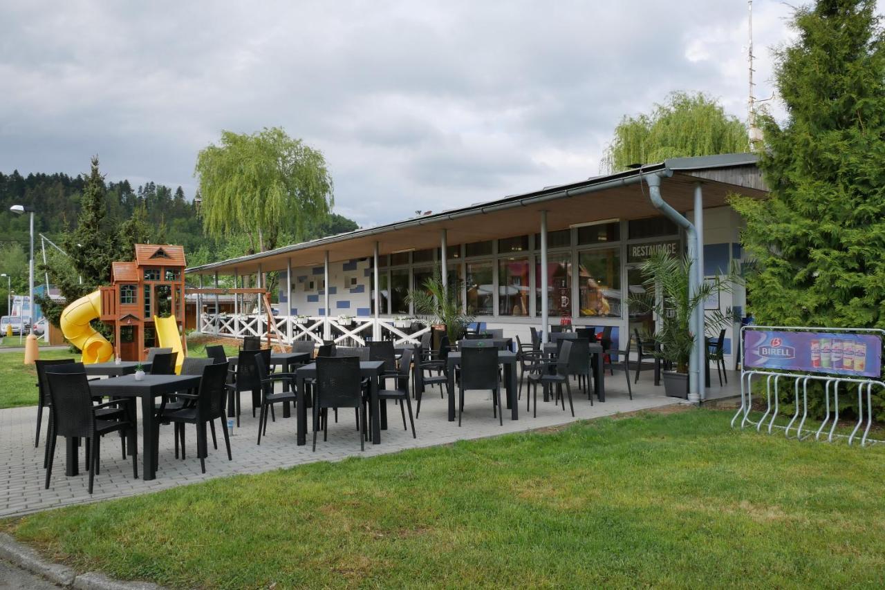Camping Roznov รอชนอฟ ป็อด ราดโฮชติเย็ม ภายนอก รูปภาพ