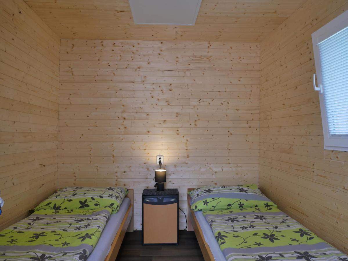 Camping Roznov รอชนอฟ ป็อด ราดโฮชติเย็ม ภายนอก รูปภาพ