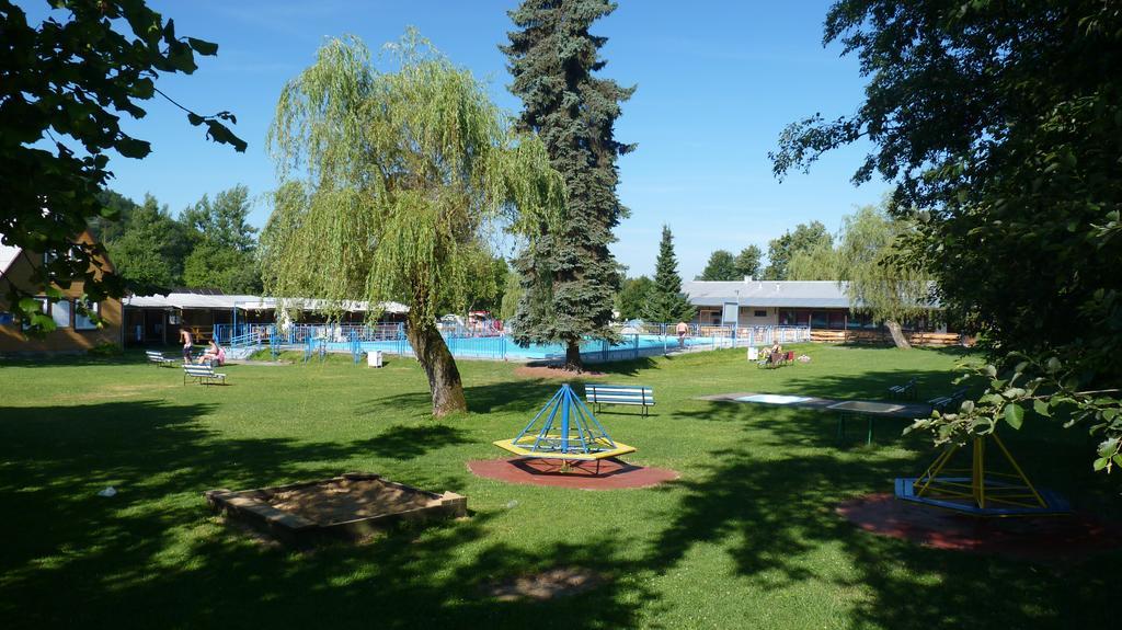 Camping Roznov รอชนอฟ ป็อด ราดโฮชติเย็ม ภายนอก รูปภาพ