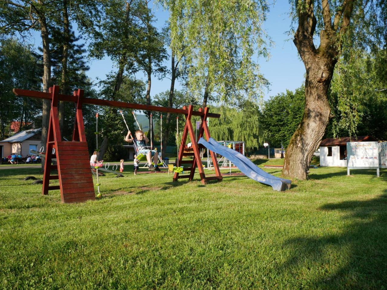 Camping Roznov รอชนอฟ ป็อด ราดโฮชติเย็ม ภายนอก รูปภาพ