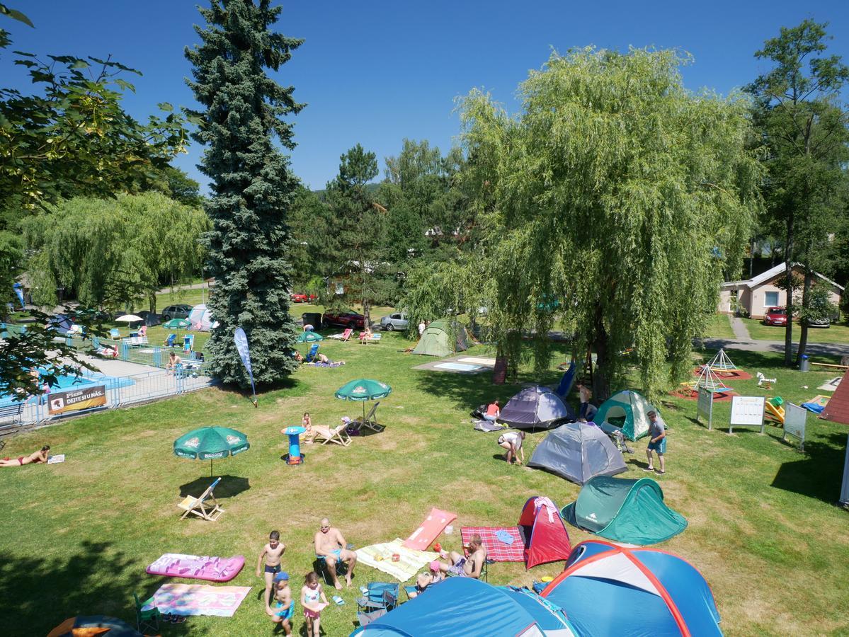Camping Roznov รอชนอฟ ป็อด ราดโฮชติเย็ม ภายนอก รูปภาพ